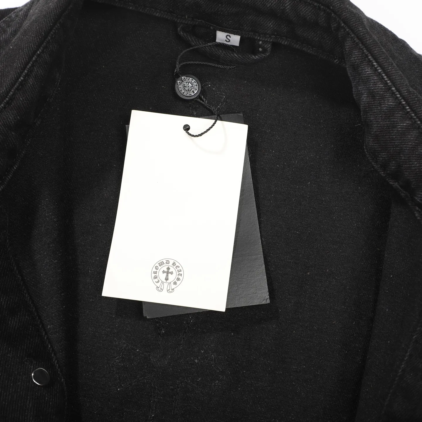 P260 Correct version (top replica) CH Chromehearts 23ss denim cross-leather black and white jacket denim jacket. A super versatile denim jacket that is breathable, comfortable and elegant! The entire garment is made of super heavy-duty workmanship and is made of denim denim fabric imported from Japan. After the finished product is washed, the loss rate is extremely high! The whole body is made with old craftsmanship and the upper body is stylish! The body has multiple crosses and leather logos sewn on it! Because of the old craftsmanship, everything from gold five to three marks has been re-made with new molds, 100% restored to the original craftsmanship! All the leather characters are laser-aligned. The leather difference is definitely not the same as that of the super-fiber leather on the market. This year’s new sheep leather is used. The finished embroidery guarantees the quality of the entire product❗ It took nearly two months of back-and-forth production to get a satisfactory effect. The various cutting designs really took a lot of effort to achieve a satisfactory experience! The same style for men and women, great for couples!   Color: black with white label Size: S M L